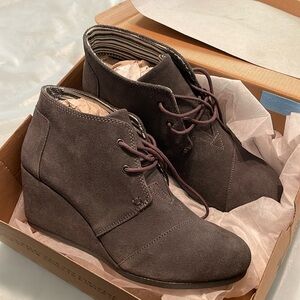 TOMS Desert Wedge size 11 , gray suede , bootie.